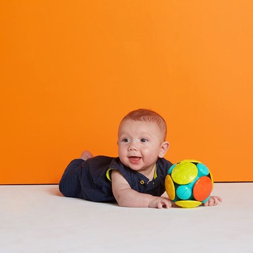Bright Starts interactieve speelbal Wobble Bobble Crawl & Chase multicolor
