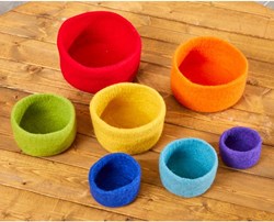 Cosy bols gigognes arc-en-ciel en feutre jouet - bols sensoriels colorés