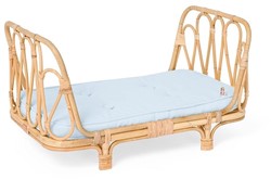 Rotan poppenbedje met blauw matrasje