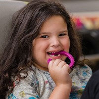 ARK Therapeutic bracelet à mâcher jouet sensoriel grand XT teal Getextureerde kauwarmband om te draaien om de pols, alternatief voor kauwen op mouwen, voor kinderen en volwassenen.-3