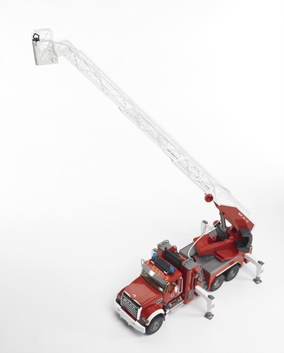 Bruder camion de pompier Mack Granite avec échelle, lumières et pompe à eau jouet-2
