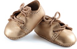 Djeco vêtements de poupée Chaussures dorées pour poupées bébé accessoire