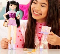 Mattel poupée mannequin Barbie Dream Besties Renee avec accessoires et mèches violettes-3