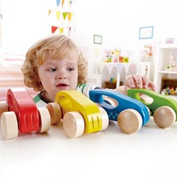 Hape houten auto speelgoed - 1 stuk / kleur - willekeurig geleverd