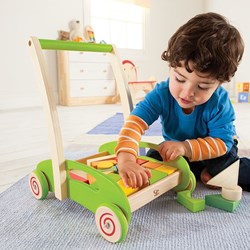 Hape loopwagen met blokken - houten duwwagen voor peuters