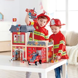 Hape Brandweer speelgoedkazerne met accessoires en licht