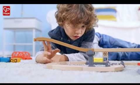 Hape circuit de train en bois set de construction dans seau - jouet train-3