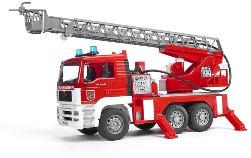 Bruder MAN brandweerwagen met werkende spuit licht en geluid (02771)