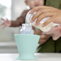 Ingenuity babyfles houder Robin's Egg Blue - handige fleshouder baby