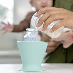 Ingenuity babyfles houder Robin's Egg Blue - handige fleshouder baby